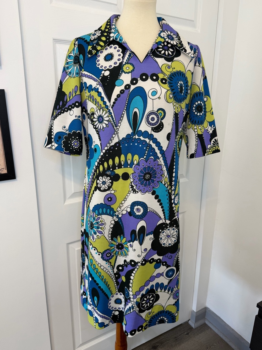 Vintage Leslie Pomer Retro Floral Mod Shift Dress in Blue, Purple & Green